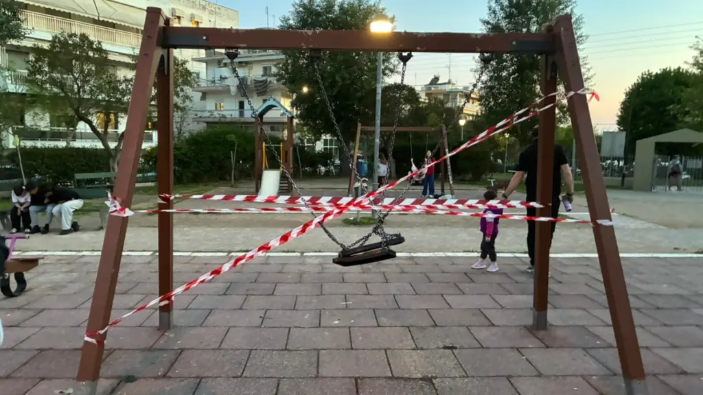 Καλαμαριά: Άγνωστοι αφαίρεσαν βίδες ασφαλείας από κούνια σε παιδική χαρά (Εικόνες)