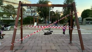Καλαμαριά: Άγνωστοι αφαίρεσαν βίδες ασφαλείας από κούνια σε παιδική χαρά (Εικόνες)