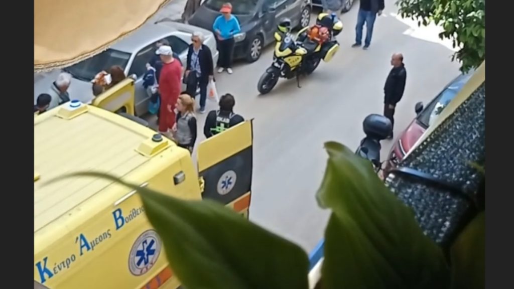 Τροχαίο ατύχημα στην Καλλιθέα: Διανομέας παρέσυρε ανήλικο – Σφάδαζε από τους πόνους το παιδί (βίντεο)