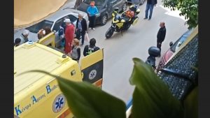 Τροχαίο ατύχημα στην Καλλιθέα: Διανομέας παρέσυρε ανήλικο – Σφάδαζε από τους πόνους το παιδί (βίντεο)