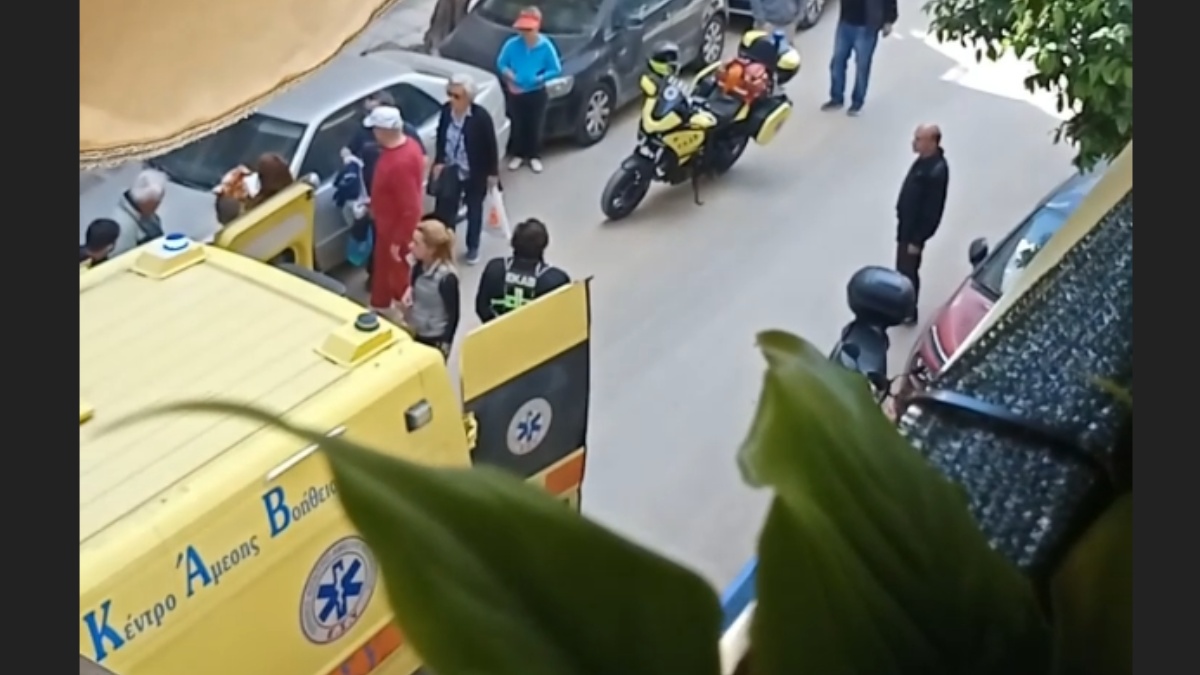 Τροχαίο ατύχημα στην Καλλιθέα: Διανομέας παρέσυρε ανήλικο – Σφάδαζε από τους πόνους το παιδί (βίντεο)