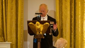 “Αν δεν ήμασταν εμείς, θα μιλούσατε γαλλικά” – Η… πληρωμένη απάντηση του Καρόλου στον Τραμπ