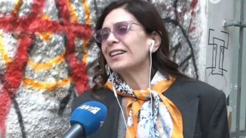 Κατερίνα Διδασκάλου: «Αποκαταστάθηκε η αφίσα στο θέατρο – Ένας μεγάλος φαν έκοψε το πρόσωπό μου»