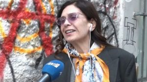 Κατερίνα Διδασκάλου: «Αποκαταστάθηκε η αφίσα στο θέατρο – Ένας μεγάλος φαν έκοψε το πρόσωπό μου»