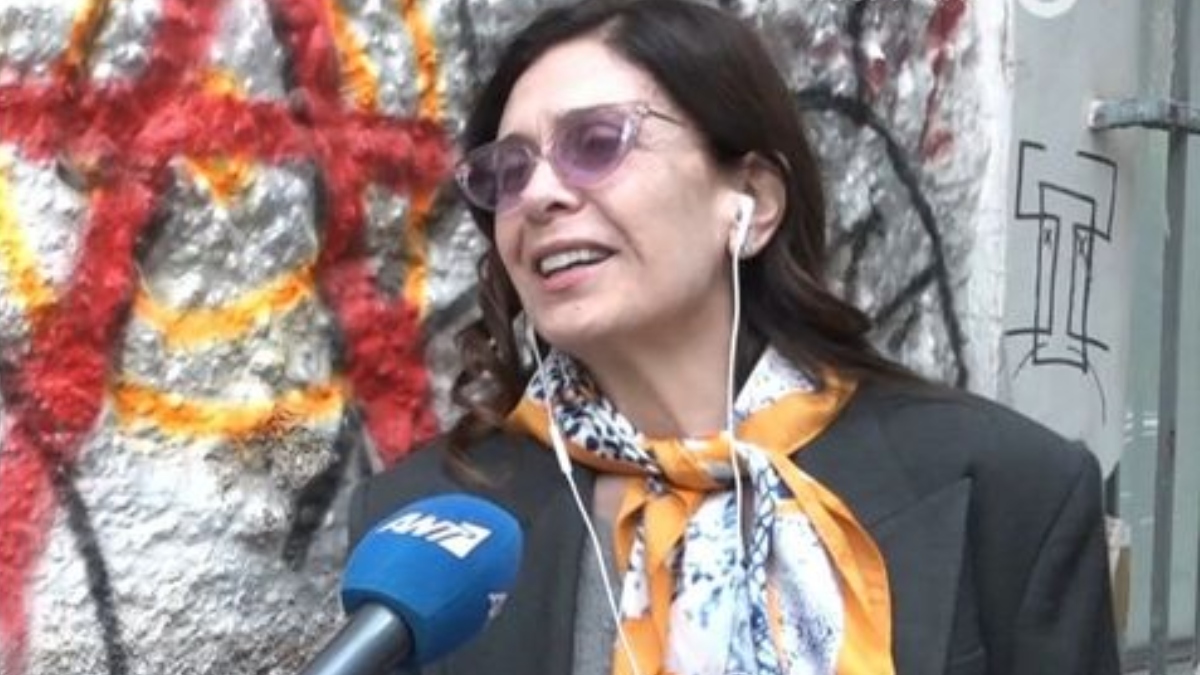 Κατερίνα Διδασκάλου: «Αποκαταστάθηκε η αφίσα στο θέατρο – Ένας μεγάλος φαν έκοψε το πρόσωπό μου»