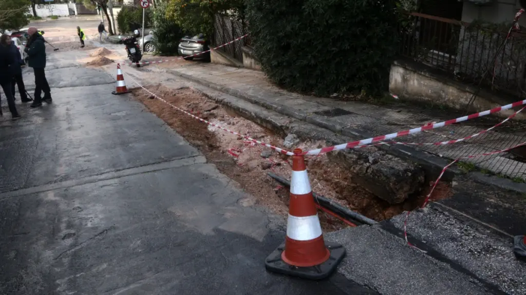 Μαραθώνας: Διακοπή κυκλοφορίας λόγω καθίζησης οδοστρώματος – Κυκλοφοριακές ρυθμίσεις στην Αττική λόγω κακοκαιρίας