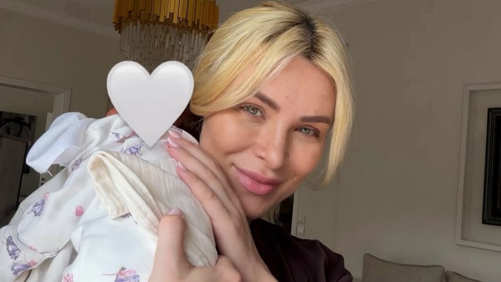 Κατερίνα Καινούργιου: Το συμβολικό δώρο στην κόρη της από τον αδελφό του Παναγιώτη Κουτσουμπή (pic)