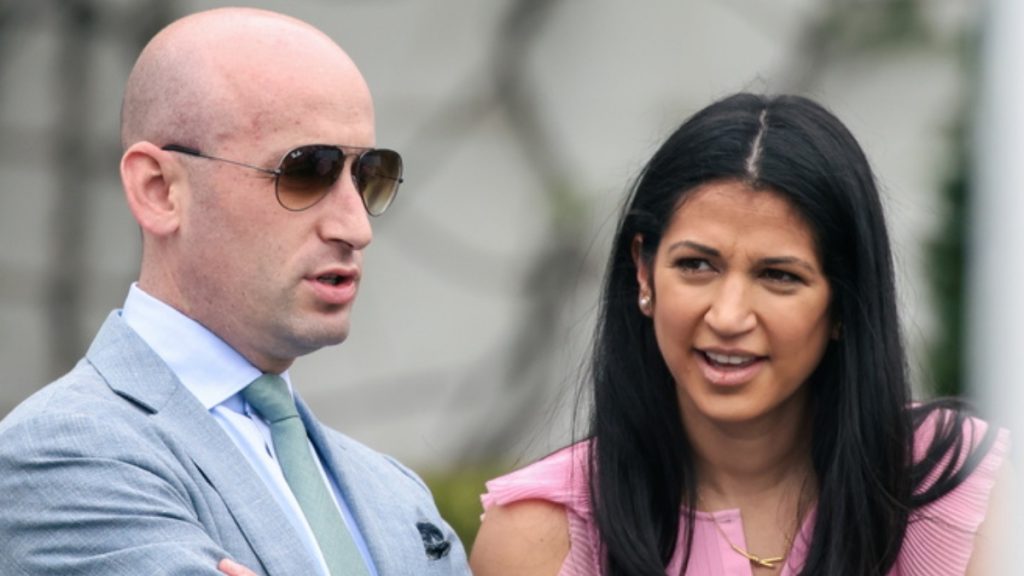 Κέιτι Μίλερ: «Με προστάτευσε», λέει η σύζυγος του συμβούλου του Τραμπ που κατηγορήθηκε ότι την έβαλε «ασπίδα» στην επίθεση