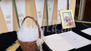 Βαρύ πένθος στην κηδεία της 19χρονης στην Κεφαλονιά – “Καλό ταξίδι αγγελούδι μου”, τραγικές φιγούρες οι γονείς