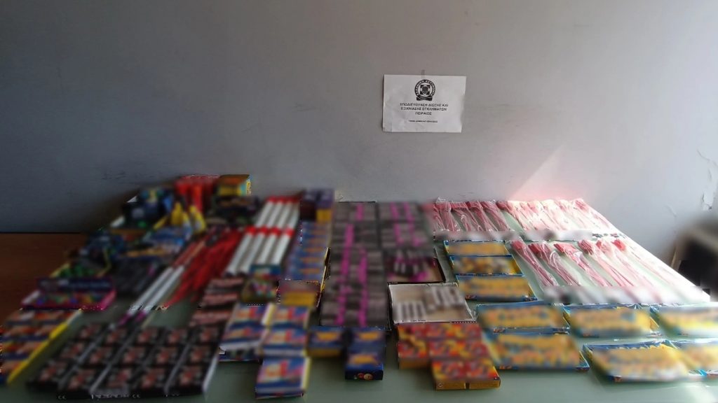 Κερατσίνι: Περισσότερα από 500 πυροτεχνήματα και 300 κροτίδες εντοπίστηκαν και κατασχέθηκαν σε κατάστημα