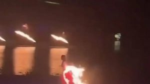 Κίνα: Παρ’ ολίγον τραγωδία με χορεύτρια που πήρε φωτιά επί σκηνής (Βίντεο)