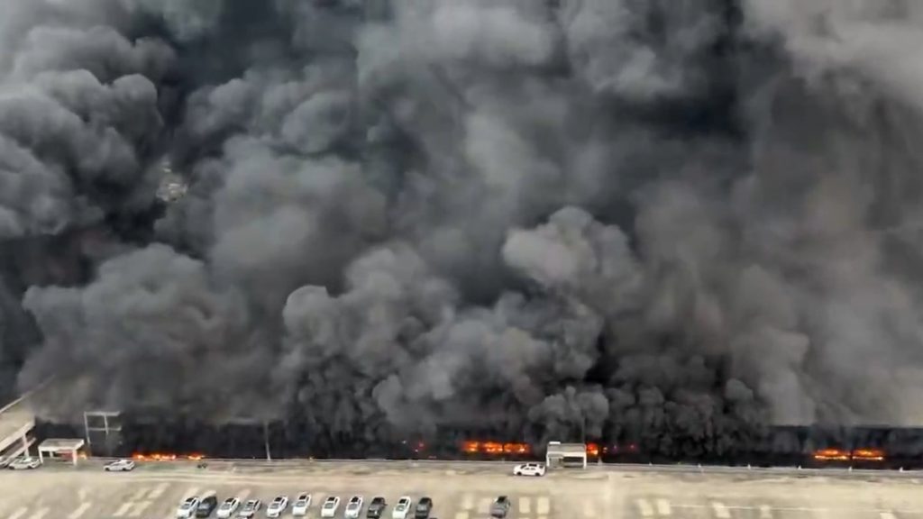 Κίνα: Μεγάλη φωτιά σε εργοστάσιο ηλεκτρικών αυτοκινήτων της BYD – Δείτε βίντεο