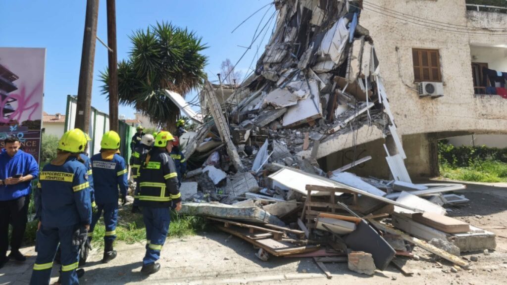Κύπρος: Κατέρρευσε διώροφη πολυκατοικία στη Λεμεσό – Πληροφορίες για τουλάχιστον έναν εγκλωβισμένο, τρεις τραυματίες (βίντεο+φωτογραφίες)