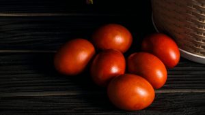 Μεγάλη Πέμπτη: Γιατί βάφουμε σήμερα αυγά – Τι συμβολίζει το κόκκινο χρώμα & από πότε ξεκίνησε το έθιμο