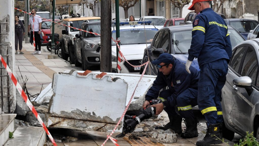 Κόρινθος: Πώς έγινε η τραγωδία με τη νεκρή γυναίκα – Κατέρρευσε τμήμα μπαλκονιού, συνελήφθη ο εργολάβος & αναζητούνται 3 άτομα