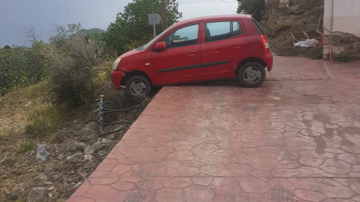 Κρήτη: Ισχυροί άνεμοι πλήττουν το νησί – Παρασύρθηκε αυτοκίνητο (Εικόνες)