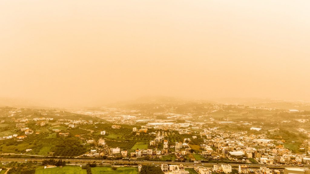 Καιρός αύριο: Λασποβροχές, ισχυροί άνεμοι και αφρικανική σκόνη