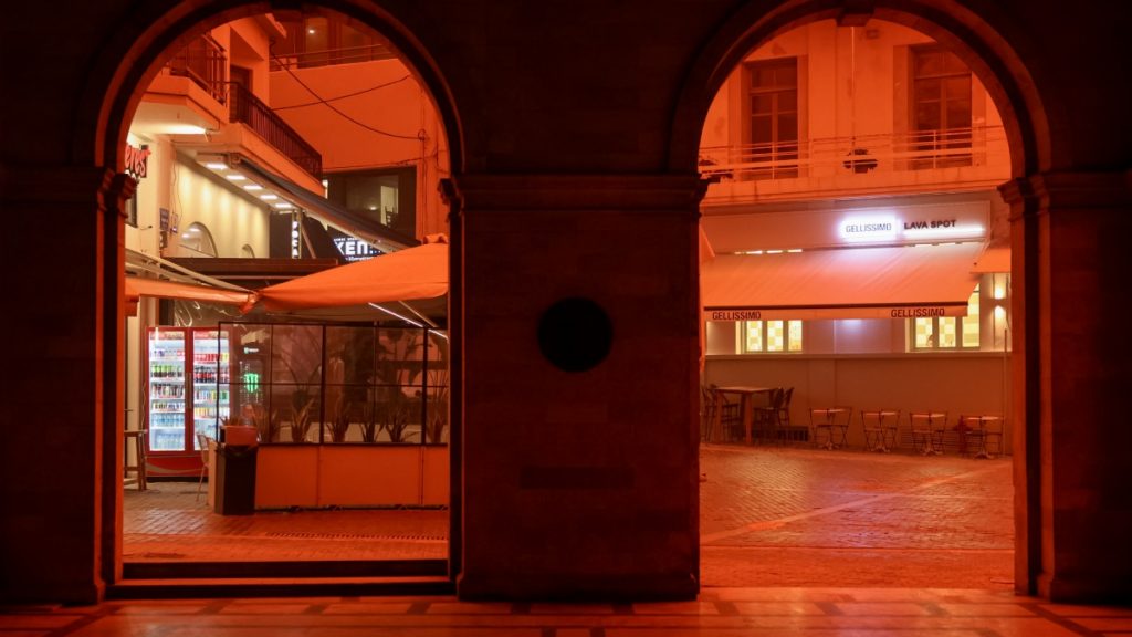 Οι απόκοσμες εικόνες στην Κρήτη από την αφρικανική σκόνη και η γιαγιά που ανησυχεί για το τέλος του κόσμου