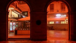 Οι απόκοσμες εικόνες στην Κρήτη από την αφρικανική σκόνη και η γιαγιά που ανησυχεί για το τέλος του κόσμου