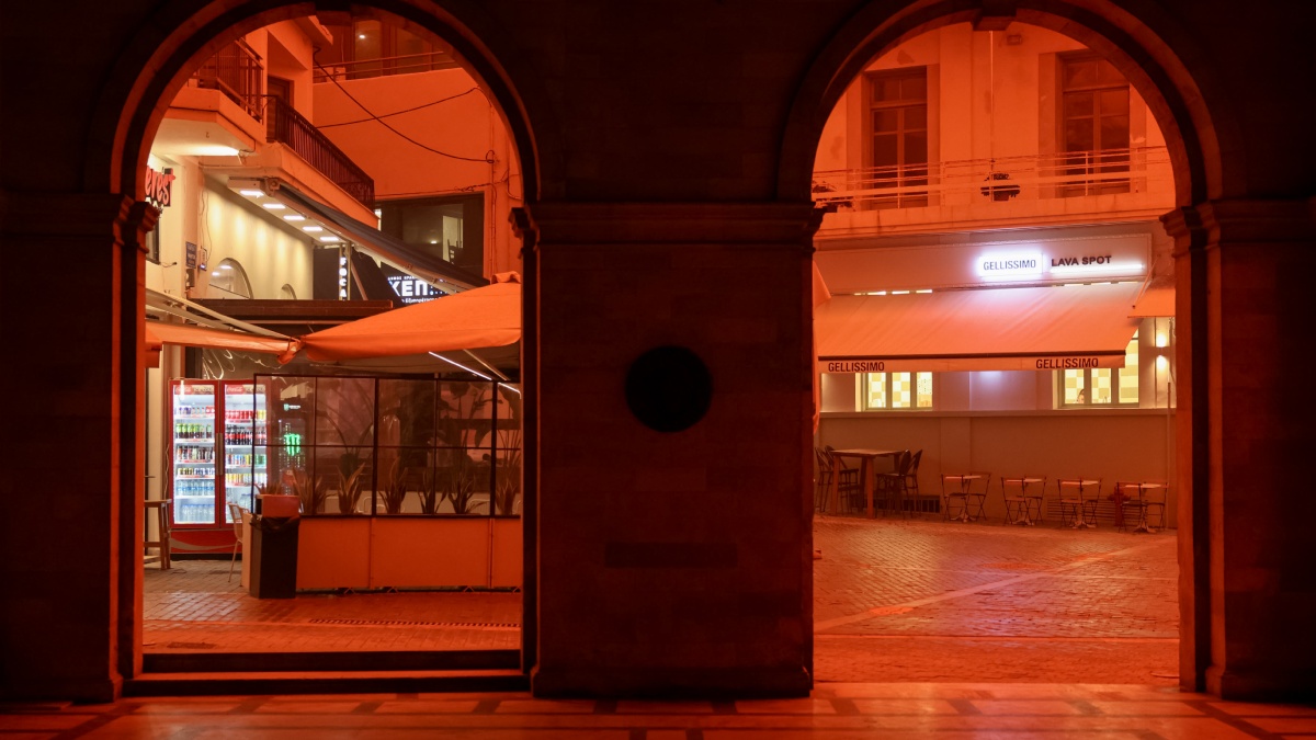 Οι απόκοσμες εικόνες στην Κρήτη από την αφρικανική σκόνη και η γιαγιά που ανησυχεί για το τέλος του κόσμου