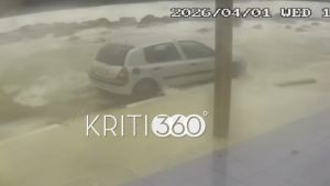 Χανιά: Η στιγμή που τα μανιασμένα κύματα καταπίνουν ολόκληρο αυτοκίνητο (Βίντεο)