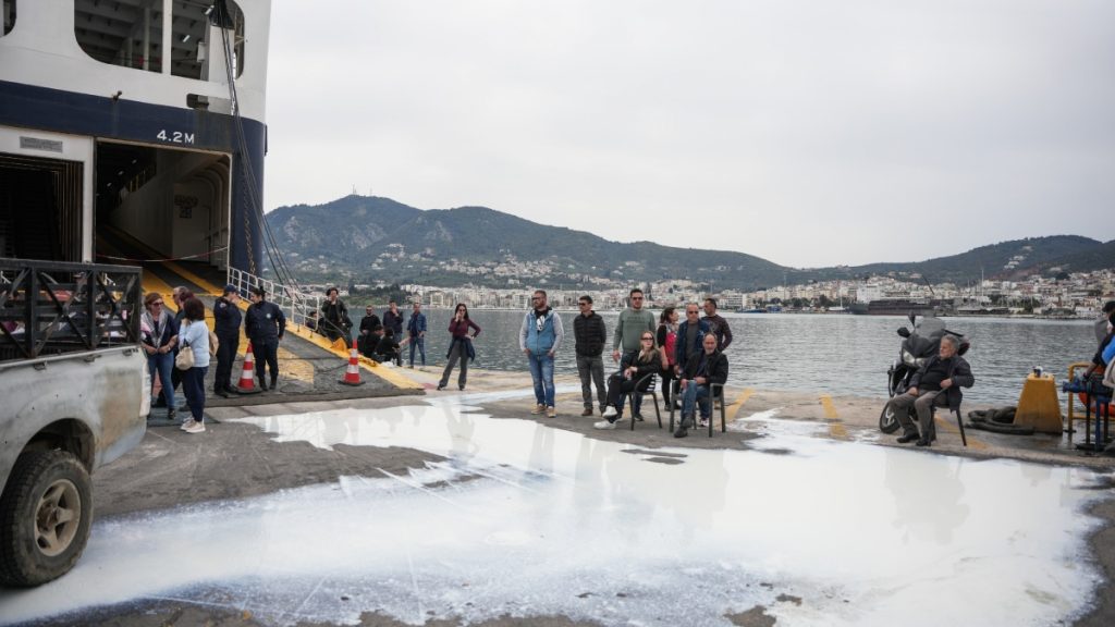 Μυτιλήνη: Κτηνοτρόφοι μπλόκαραν 700 επιβάτες και έριξαν γάλα στο λιμάνι (Βίντεο)