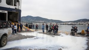 Μυτιλήνη: Κτηνοτρόφοι μπλόκαραν 700 επιβάτες και έριξαν γάλα στο λιμάνι (Βίντεο)