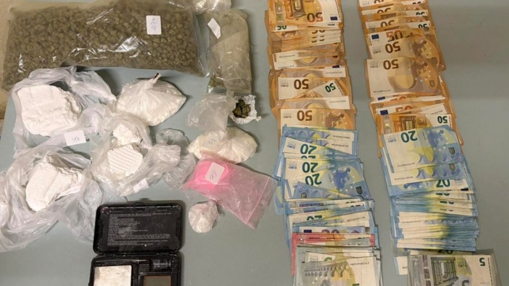 Κυψέλη: Χειροπέδες σε 28χρονο διακινητή ναρκωτικών – Κατασχέθηκαν ναρκωτικά και χρήματα