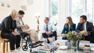 Συνάντηση Μητσοτάκη με μαθητή του Ειδικού Γυμνασίου-Λυκείου Αθηνών