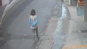 Λακωνία: Θρίλερ με γυναίκα που περπατά ξυπόλητη και δεμένη πισθάγκωνα (Βίντεο Ντοκουμέντο)