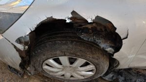 Σκύλος επιτέθηκε σε αυτοκίνητο και ξήλωσε τις λαμαρίνες (Εικόνες)