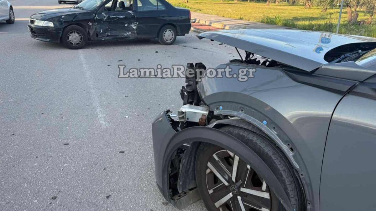 Λαμία: Τροχαίο με 2 τραυματίες σε διασταύρωση – Παραβίασε στοπ και εμβόλισε παππού και εγγονό (βίντεο + εικόνες)