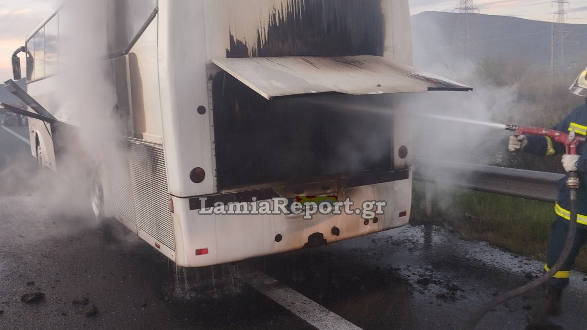 Φθιώτιδα: Λεωφορείο του ΚΤΕΛ με 48 επιβάτες τυλίχθηκε στις φλόγες – Δείτε εικόνες