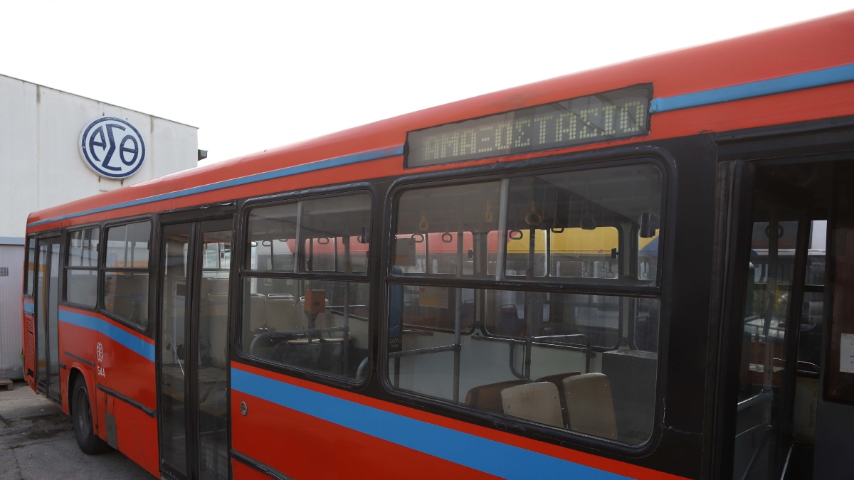 Θεσσαλονίκη: Συνελήφθησαν τρία άτομα που έσπασαν τζάμια σε παλιά λεωφορεία του ΟΑΣΘ