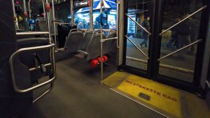 Ηλικιωμένη ξέχασε σε λεωφορείο τσάντα με 30.000 ευρώ, χρυσές λίρες και κοσμήματα – Της επιστράφηκε άθικτη