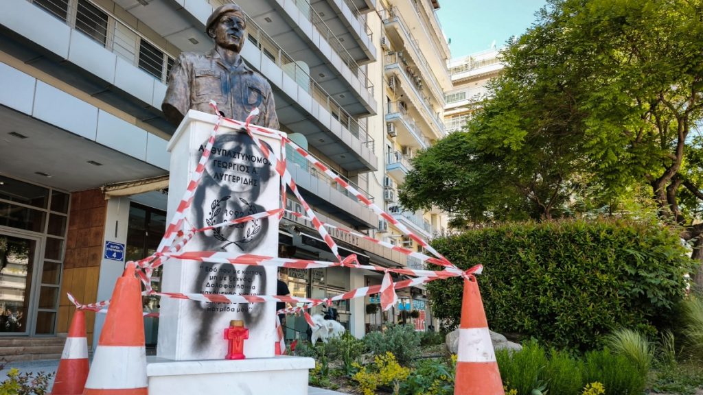 Γιώργος Λυγγερίδης: Άγνωστοι βανδάλισαν με μπογιές την προτομή του αδικοχαμένου αρχιφύλακα (Εικόνες & Βίντεο)