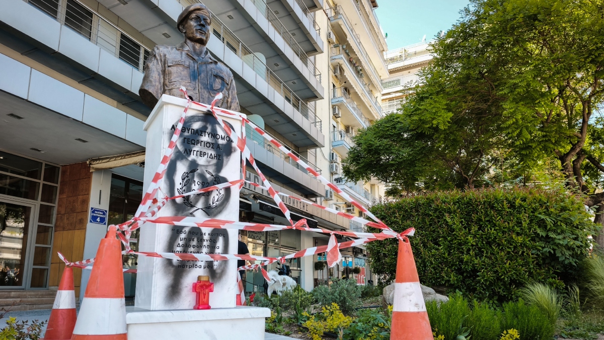Γιώργος Λυγγερίδης: Άγνωστοι βανδάλισαν με μπογιές την προτομή του αδικοχαμένου αρχιφύλακα (Εικόνες & Βίντεο)