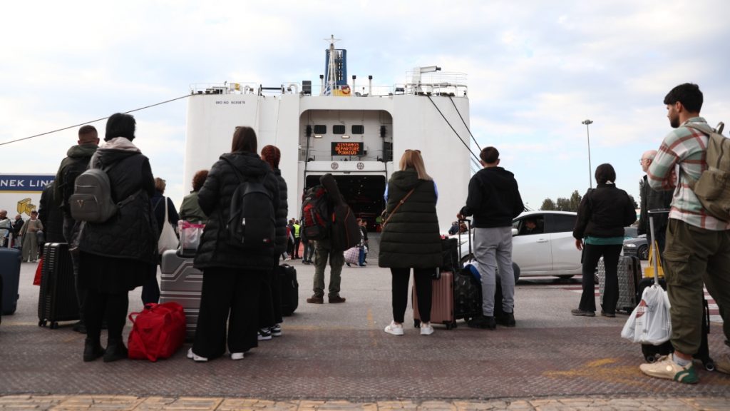 Συνεχίζεται με μικρότερη ένταση η έξοδος των εκδρομέων το Μεγάλο Σάββατο από τα λιμάνια