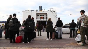 Συνεχίζεται με μικρότερη ένταση η έξοδος των εκδρομέων το Μεγάλο Σάββατο από τα λιμάνια