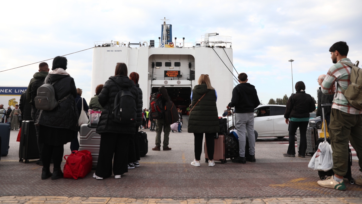 Συνεχίζεται με μικρότερη ένταση η έξοδος των εκδρομέων το Μεγάλο Σάββατο από τα λιμάνια