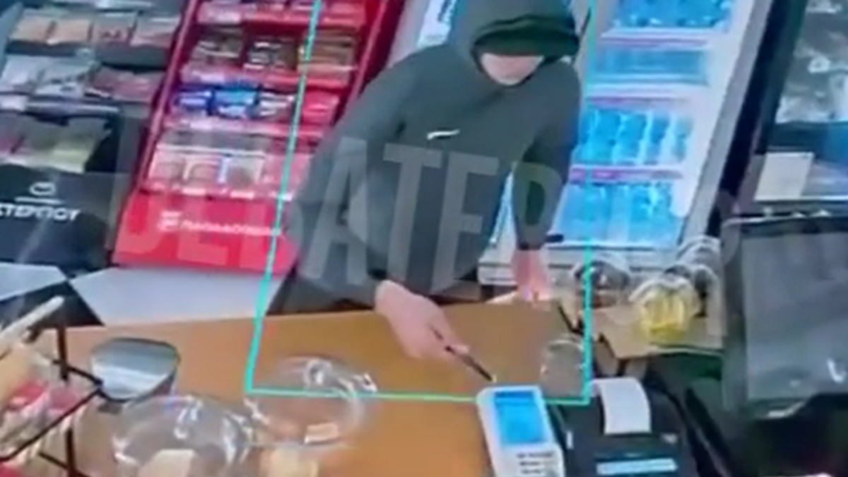 Βίντεο από την δράση του 14χρονου που “άδειαζε” μίνι μάρκετ και βενζινάδικα στο κέντρο της Αθήνας με την απειλή μαχαιριού