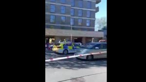 Επίθεση με μαχαίρι έξω από συναγωγή στο Λονδίνο – Τραυματίστηκαν δύο άτομα (βίντεο)