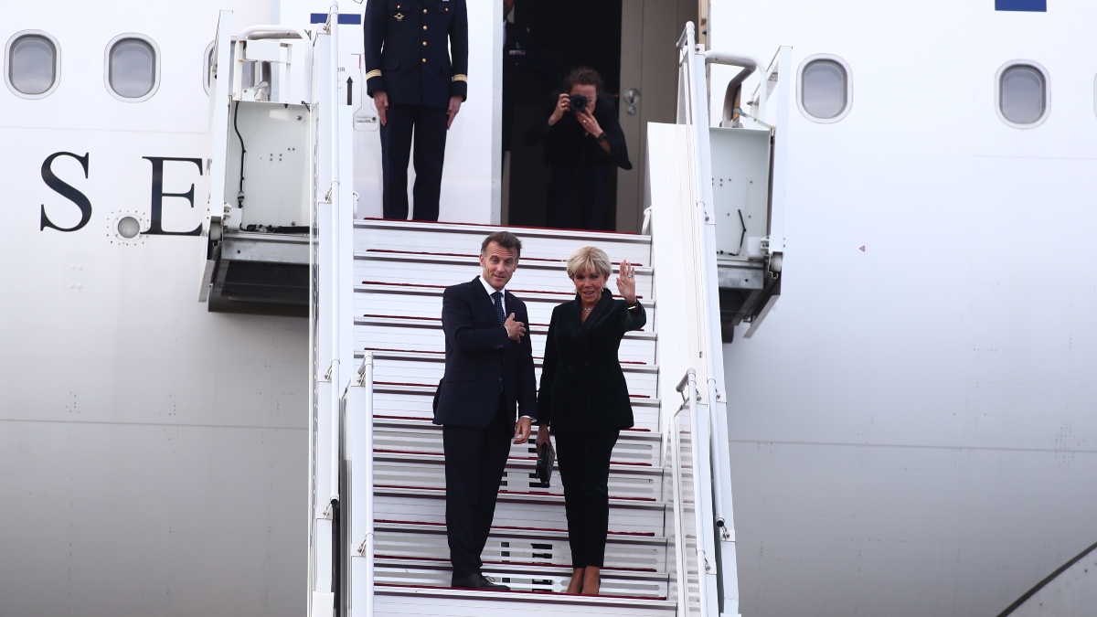 Μακρόν: «Η Ελλάδα είναι ένα μοντέλο οικονομικής προόδου» – Το μήνυμα του προέδρου λίγο πριν αναχωρήσει για Γαλλία