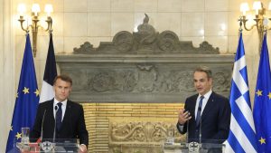 Politico: Μακρόν – Μητσοτάκης ζητούν νέα ευρωομόλογα και παράταση στο Ταμείο Ανάκαμψης