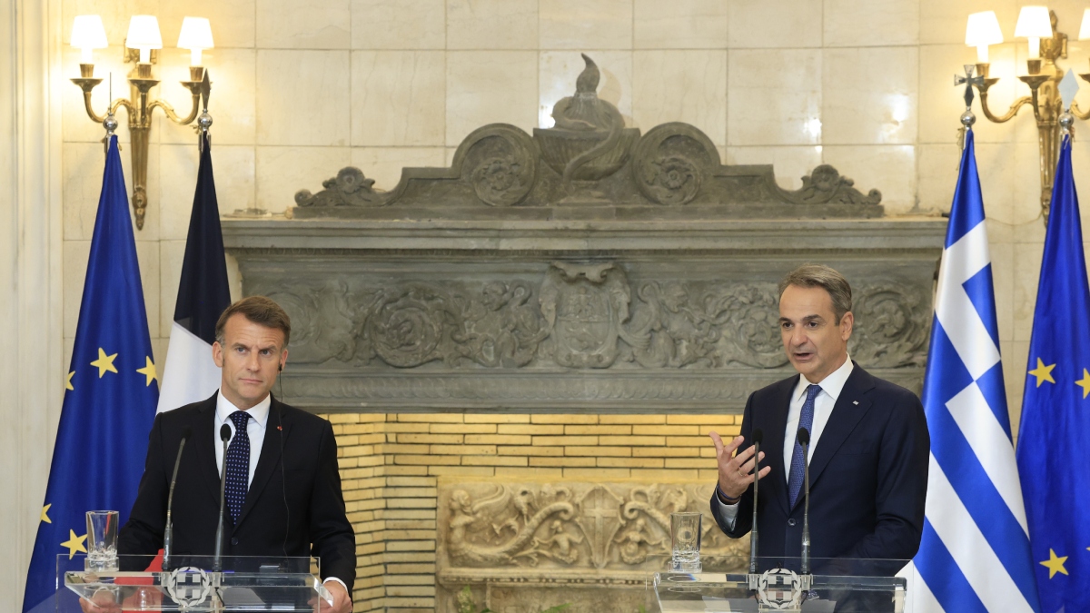 Politico: Μακρόν – Μητσοτάκης ζητούν νέα ευρωομόλογα και παράταση στο Ταμείο Ανάκαμψης