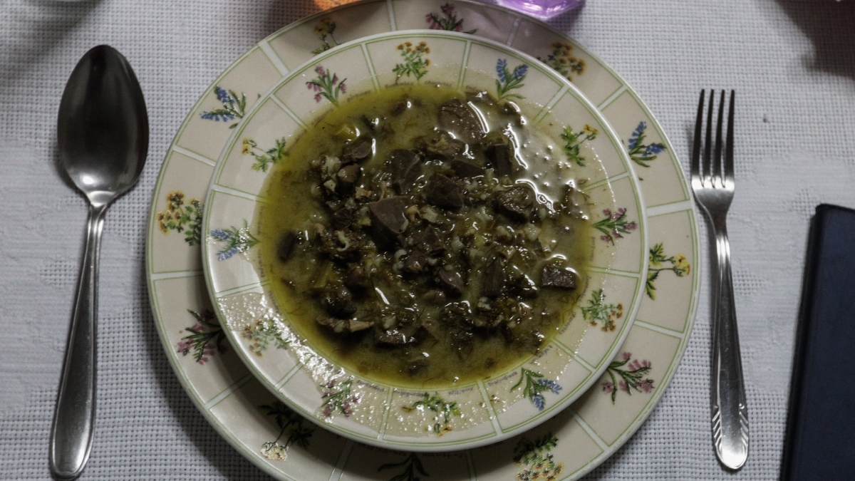 Στα ύψη η ζήτηση για μαγειρίτσα στη Θεσσαλονίκη – Φεύγει μέχρι και στο εξωτερικό κατεψυγμένη