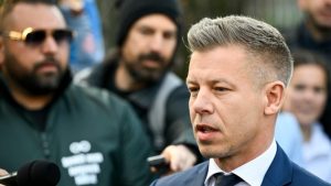 Η διχασμένη προσωπικότητα του Πέτερ Μαγιάρ: Η ηχογράφηση της γυναίκας του και η αφίσα του Όρμπαν στο δωμάτιό του