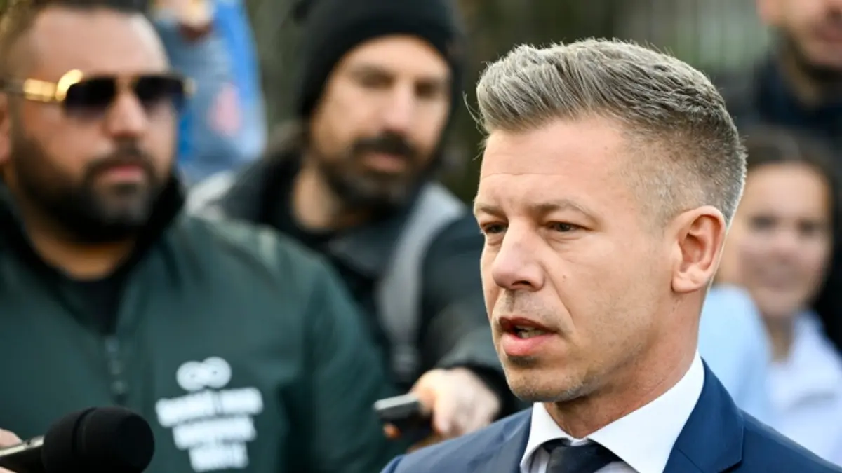 Η διχασμένη προσωπικότητα του Πέτερ Μαγιάρ: Η ηχογράφηση της γυναίκας του και η αφίσα του Όρμπαν στο δωμάτιό του