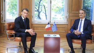 Στο Μέγαρο Μαξίμου Μητσοτάκης και Μακρόν μετά την επίσκεψη στον «Κίμωνα» – Θα υπογράψουν τη νέα αμυντική συνεργασία
