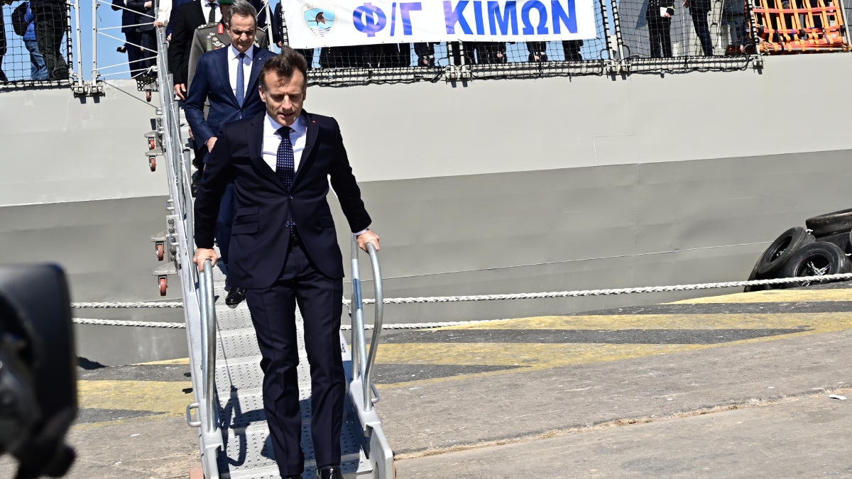 Εμανουέλ Μακρόν: Ο διάλογος με τον κυβερνήτη της φρεγάτας «Κίμων» και η ερώτηση για την Κύπρο